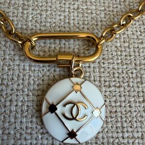 White round Emblem pendant Necklace